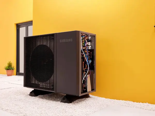 Tepelné čerpadlo Samsung EHS Mono R290 pump 12 kW AE120CXYBGK/EU s jednoduchou montážou - integrované obehové čerpadlo a expanzná nádrž